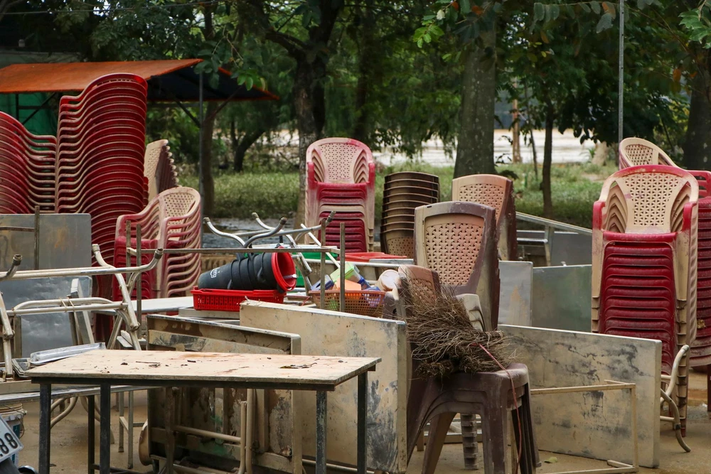 Bùn đất nằm lại trên bàn ghế, đồ đạc của một hàng quán tại TP Huế.