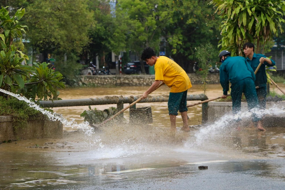 Lực lượng chức năng cùng người dân tham gia dọn dẹp.