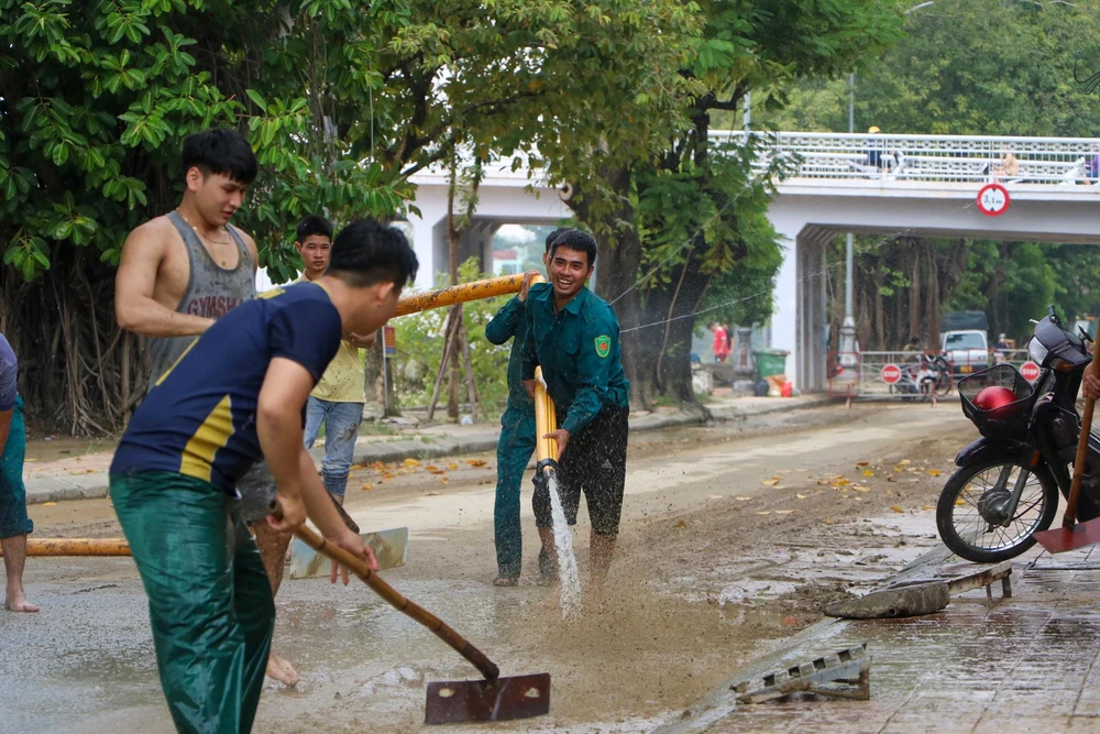 Không khí diễn ra rất khẩn trương.