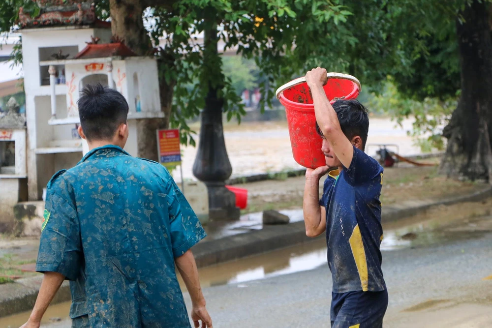 Người dân tất bật quét dọn nhà cửa.