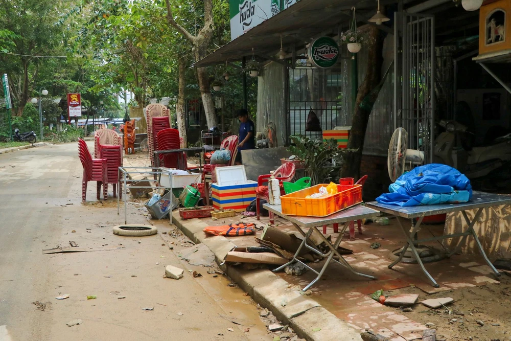 Do nước sông lên cao và ngập úng bởi cường suất mưa lớn, gây ngập cho nhà cửa, cao điểm ước tính có khoảng 19.918 nhà ngập, với độ sâu từ 0,3-0,8m tùy từng vùng và khu vực; đến chiều ngày 16-10 còn 17.213 nhà; sáng 17-10 còn khoảng 3.920 nhà.