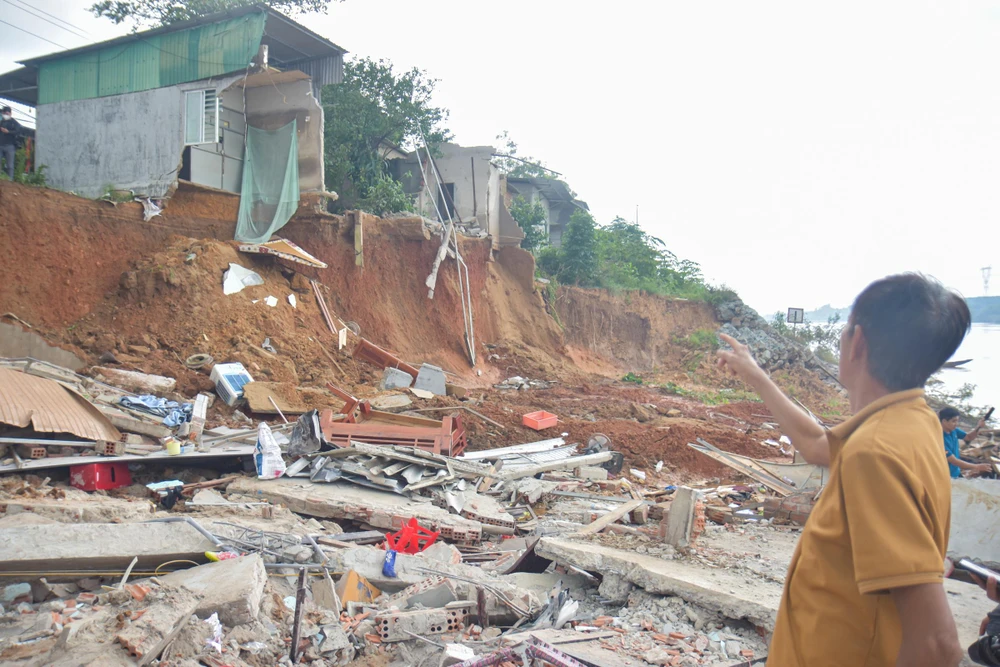 Tại hiện trường có 3 căn nhà, 2 hàng quán bị sập đổ. Ảnh: NGUYỄN DO