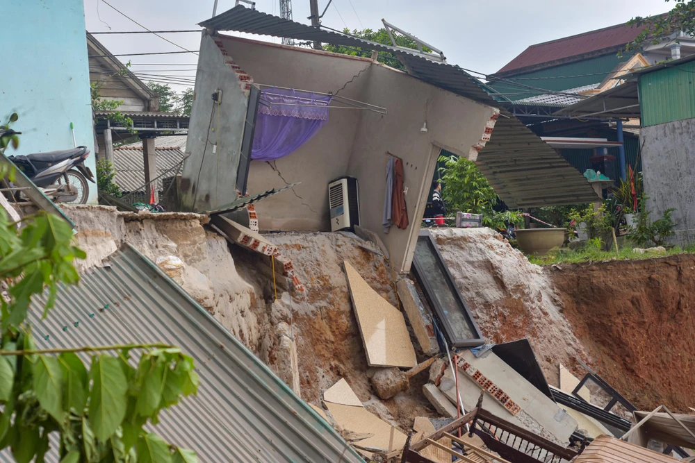 Người dân phát hiện sự việc nên tri hô nhau chạy ra khỏi căn nhà, tuy nhiên trong đó có một trường hợp bị tử vong. Ảnh: NGUYỄN DO