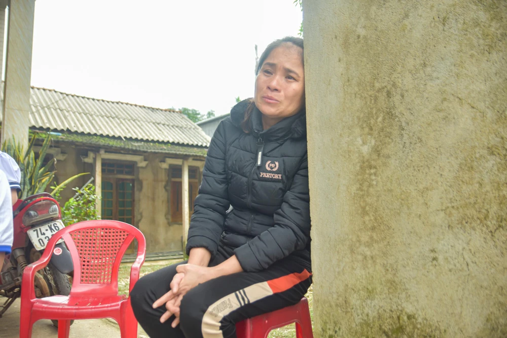 Chị Ngô Thị Hồng thẩn thờ nhìn căn nhà của mình bị sập đổ. Ảnh: NGUYỄN DO