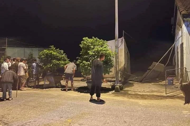 Căn nhà của người dân bị sạt lở trong đêm.