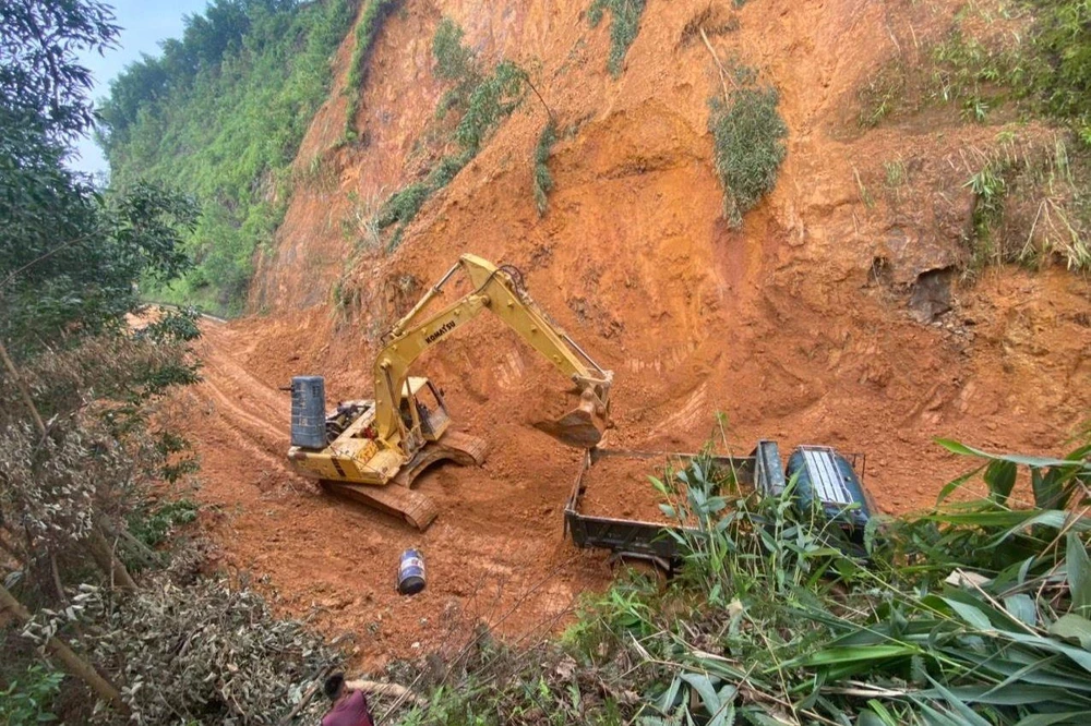 Quốc lộ 49 bị hư hỏng do mưa lũ. Ảnh: NGUYỄN DO