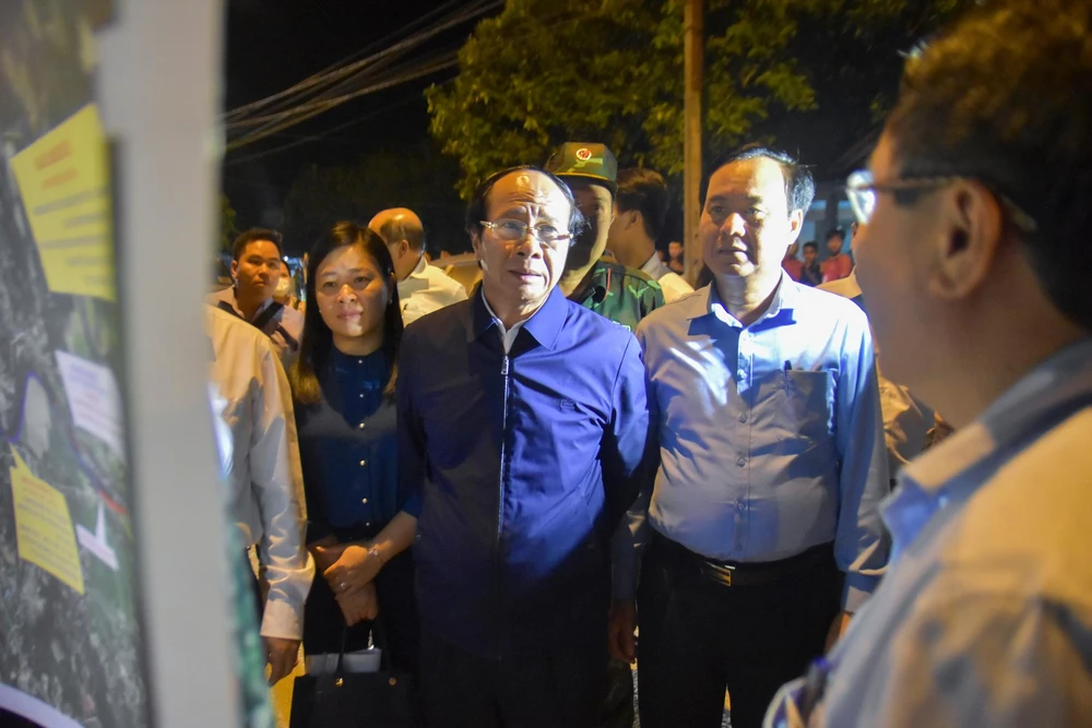 Phó Thủ tướng Lê Văn Thành kiểm tra tại khu vực sạt lở ở xã Hải Lệ, TX Quảng Trị, tỉnh Quảng Trị. Ảnh: N.DO