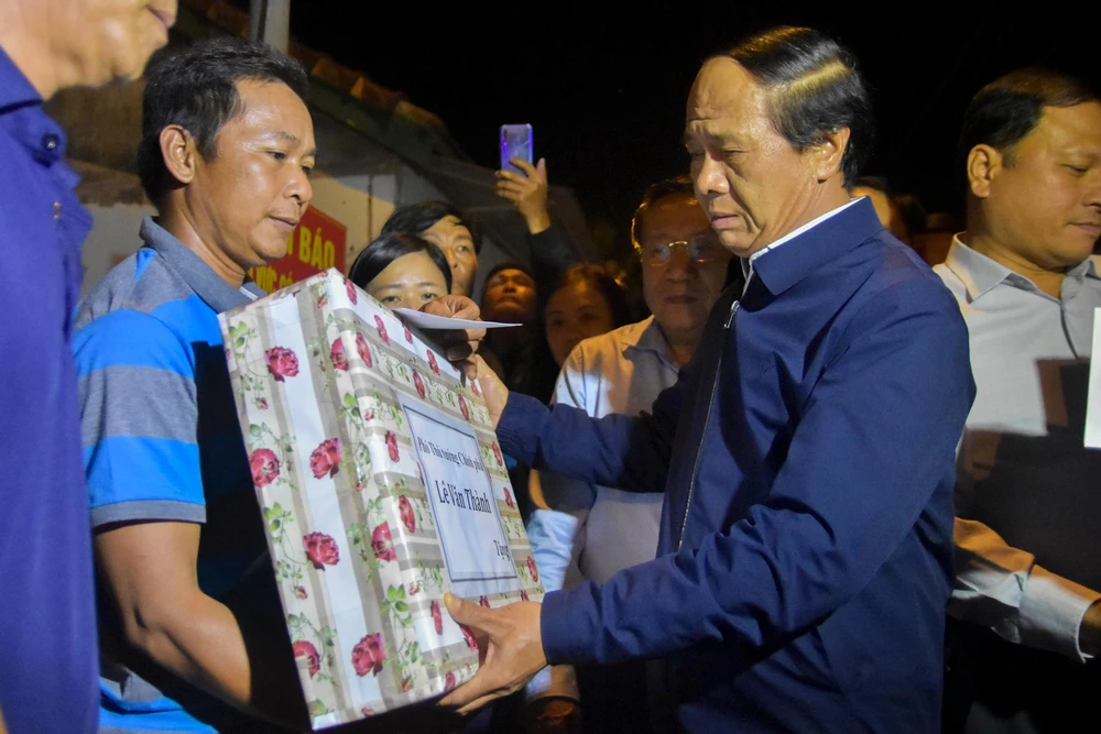 Phó Thủ tướng Lê Văn Thành trao quà cho 3 hộ dân bị thiệt hại. Ảnh: N.DO