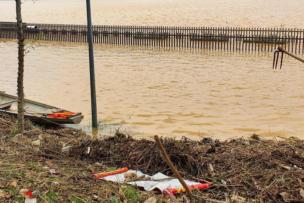 Cầu gỗ lim được xây dựng trên sông Hương và đưa vào sử dụng từ năm 2019.