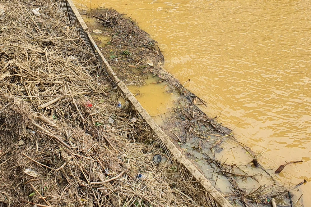 Rác bám bám lại bên cầu làm lan can bên cầu bị xiêu vẹo, hư hỏng.