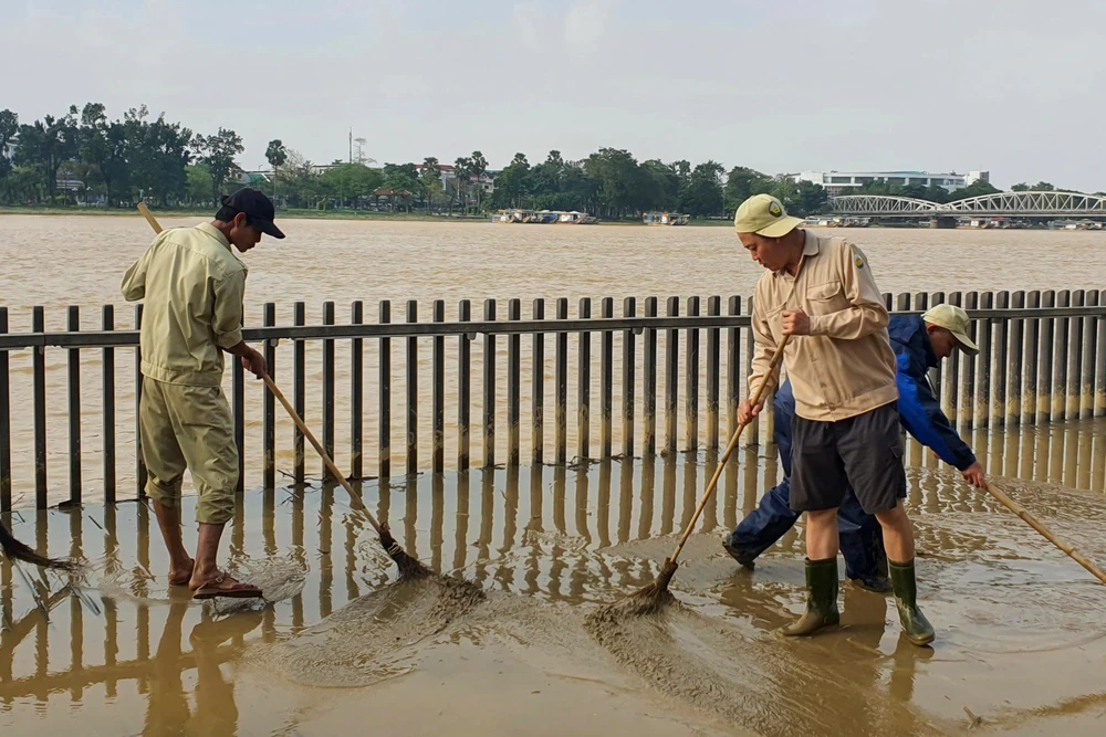 Mặt cầu được lát bằng gỗ lim, những ngày mưa lũ vừa qua nước lũ dâng cao khiến cây cầu chìm trong nước.