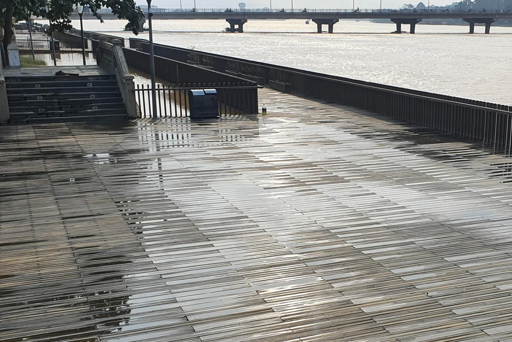 Mặt cầu gỗ lim sau khi được các công nhân dọn sạch.