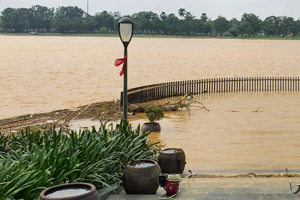 Các nhánh cây, rác thải theo dòng nước lũ trôi về mắc lại bên cầu gỗ lim.
