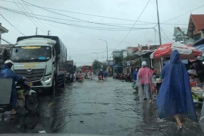 Triều cường dâng cao khiến nhiều nơi ở ven biển ở Huế bị ngập.