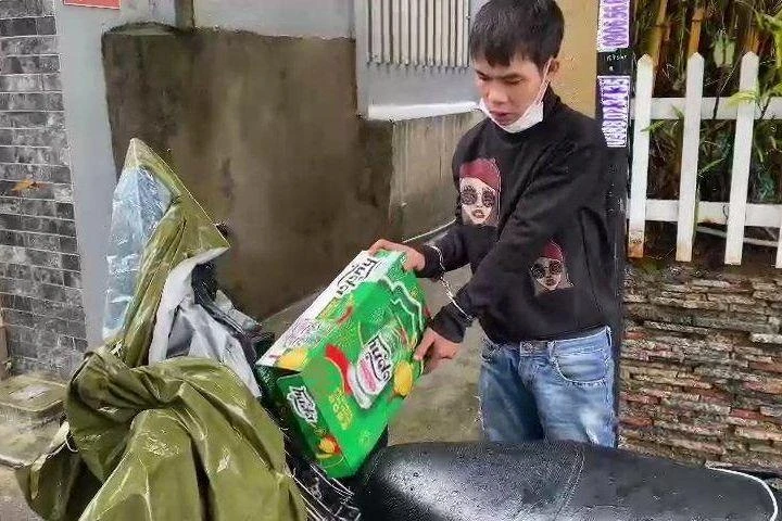 Hoàng Thái Sơn bị bắt vì lợi dụng đêm khuya, phá khóa, đột nhập vào các cửa hàng kinh doanh để trộm cắp tài sản.