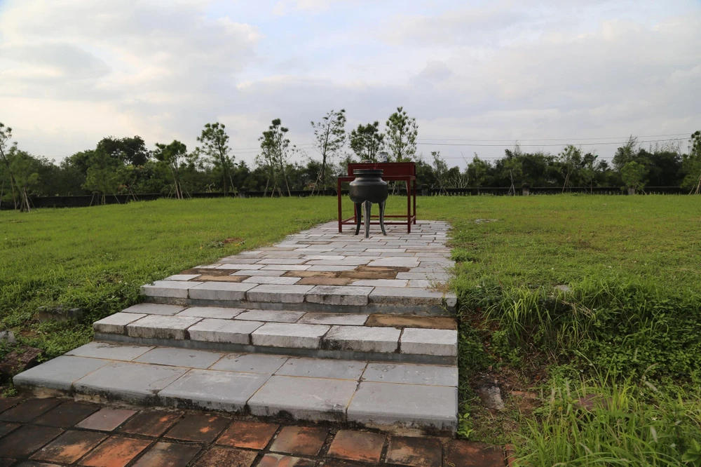 Các công trình bằng gỗ bao gồm ngôi điện chính chỉ còn lại phần nền móng.