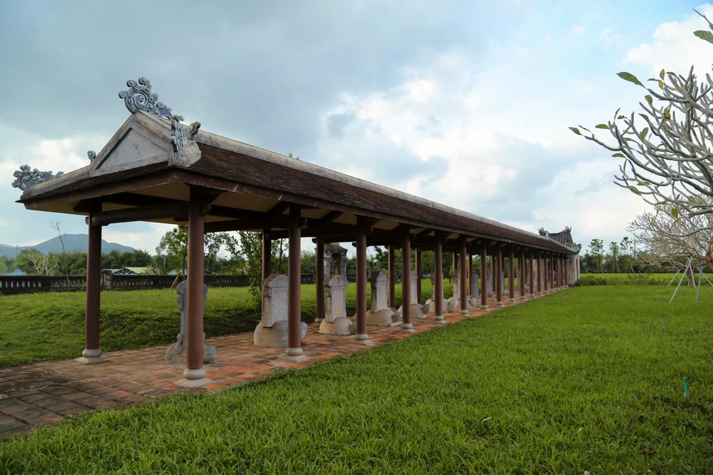 Hai hàng bia đá Tiến sĩ ghi danh 293 vị Tiến sĩ triều Nguyễn, bắt đầu từ khoa thi đầu tiên năm Minh Mạng thứ 3 (1822) đến khoa thi cuối cùng vào năm Khải Định thứ 4 (1919).