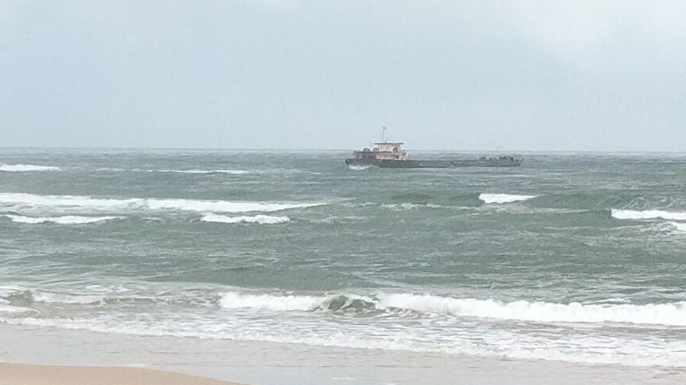 Chiếc tàu mắc cạn trên biển xã Gio Hải, huyện Gio Linh, tỉnh Quảng Trị.