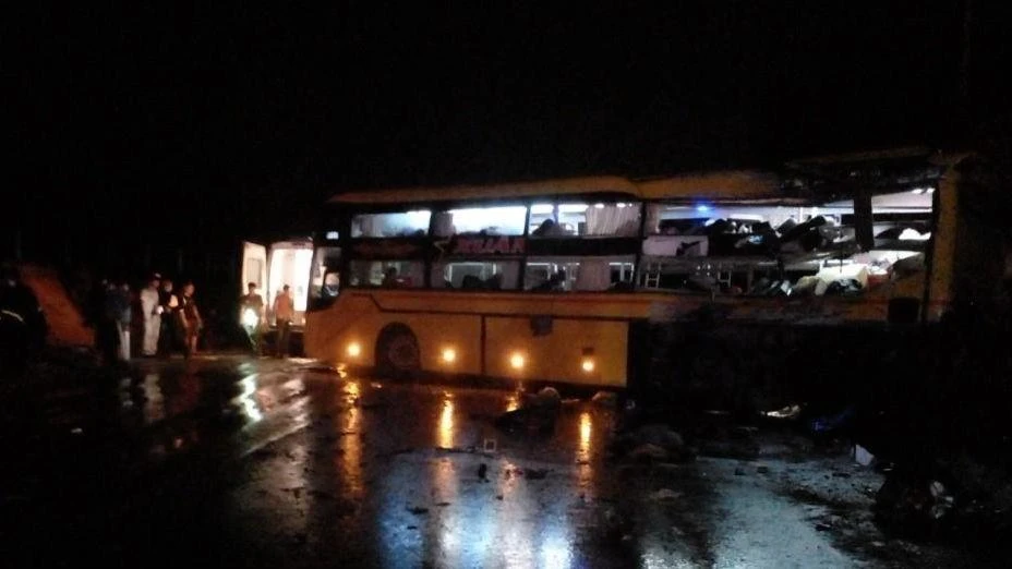 Chiếc xe khách bị hư hỏng sau tai nạn.