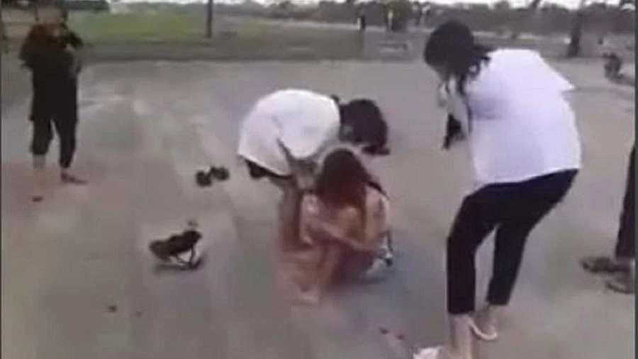 Nữ sinh bị hai bạn nữ khác đánh và lột áo quần