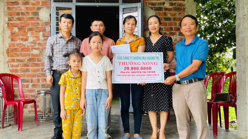 Chị Nguyễn Thị Hạnh Nguyên - Chủ tịch Công đoàn Công ty Thương mại Quảng Trị - cùng lãnh đạo nhà máy đến thăm hỏi, khen thưởng chị Nguyễn Thị Tuyên.