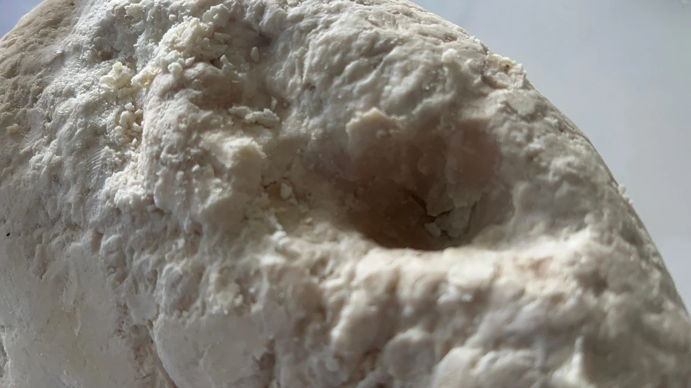 Khi lại gần thì vật này tỏa ra mùi hương thơm.