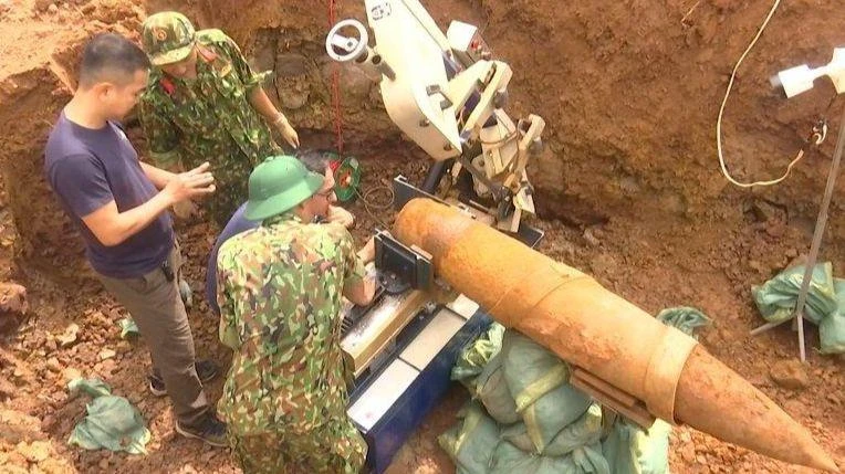 Lực lượng chức năng tiến hành xử lý quả bom MK82.