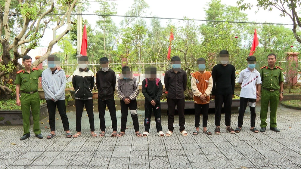 Nhóm thanh niên bị lực lượng chức năng triệu tập làm việc, thu giữ các hung khí.