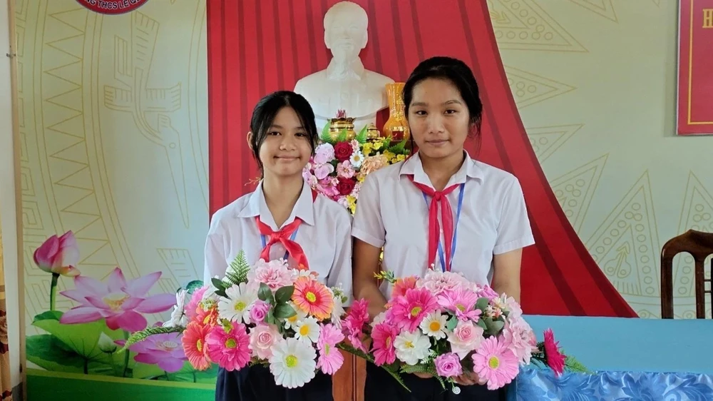 2 em học sinh nhặt được 12,5 triệu đồng rồi tìm người trả lại.