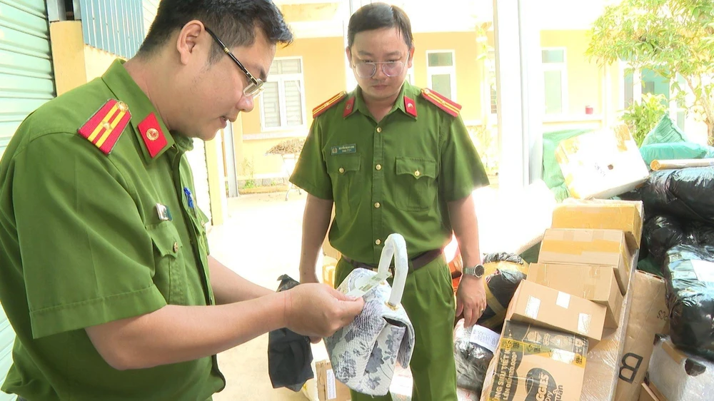 Nhiều hàng hóa không rõ nguồn gốc bị công an thu giữ. Ảnh: ND