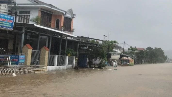 Mưa lớn khiến nhiều nơi nước ngập sâu, tràn vào nhà. Ảnh: ND