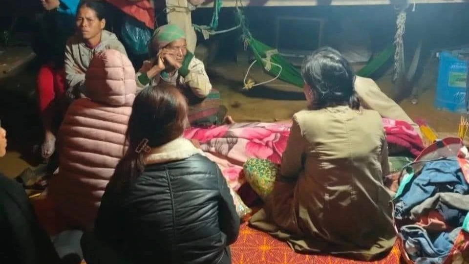 Người thân đau buồn trước cái chết của ông Phễ. Ảnh: ND.