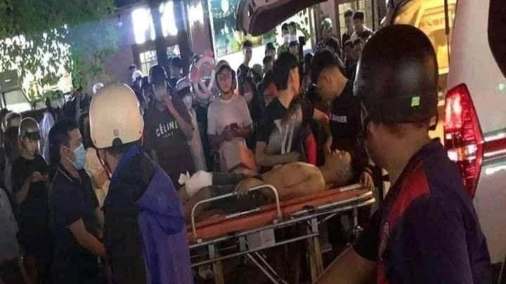 Một thanh niên bị thương được đưa đi cấp cứu. Ảnh: HT