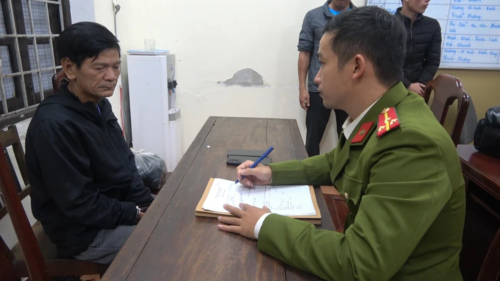 Hồ Văn Châu tại cơ quan công an. Ảnh: C.QUANG