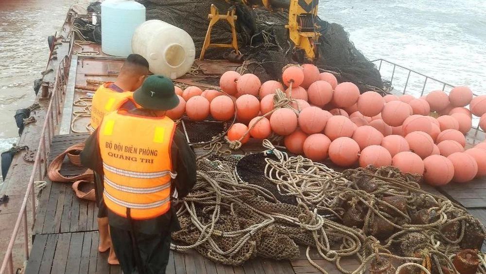 Lực lượng chức năng tiếp cận con tàu để kiểm tra.