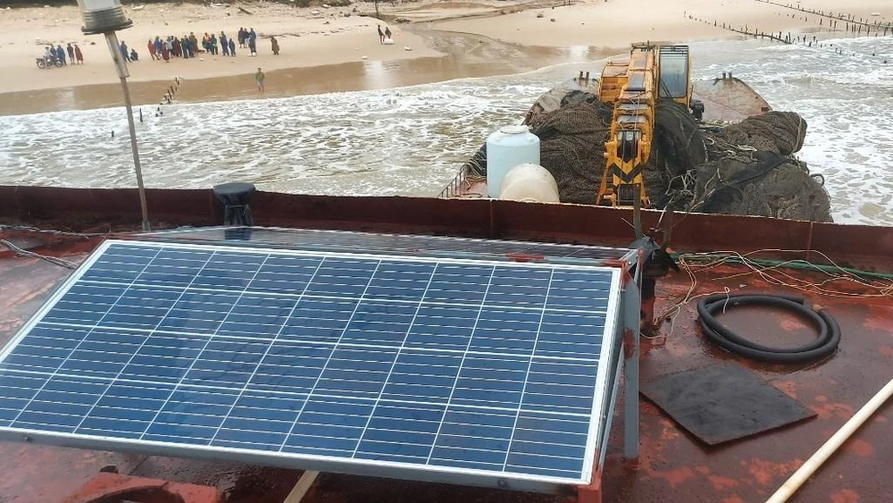 Trên tàu có ngư lưới cụ cùng với nhiều vật dụng khác.