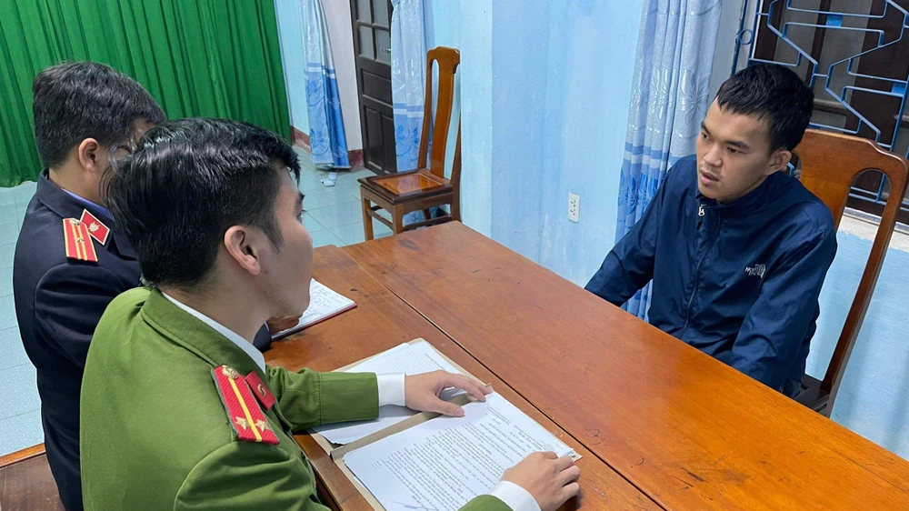 Trần Văn Hiếu tại cơ quan công an. Ảnh: CA