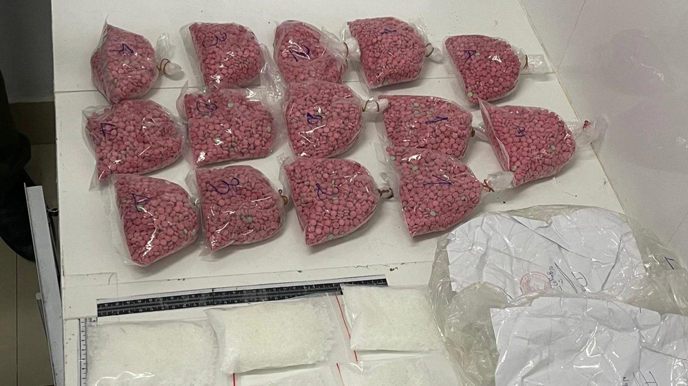 Tang vật gần 5 kg ma túy.