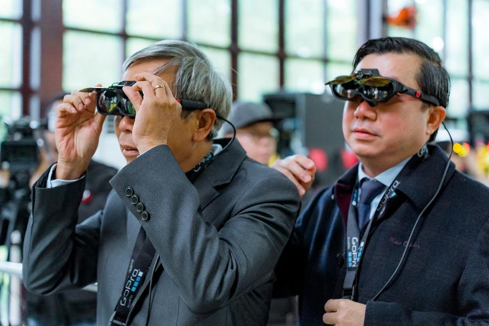 Lãnh đạo Trung tâm Bảo tồn Di tích Cố đô Huế và Sở du lịch cùng trải nghiệm dịch vụ thực tế ảo. Ảnh: LÊ HOÀNG