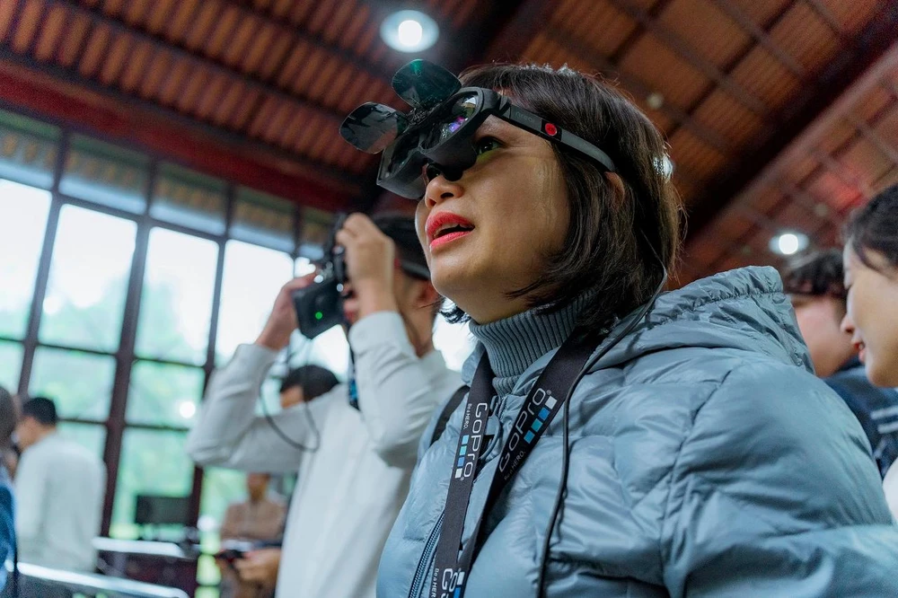 Du khách thích thú khi được trải nghiệm dịch vụ thực tế ảo XR. Ảnh: LÊ HOÀNG