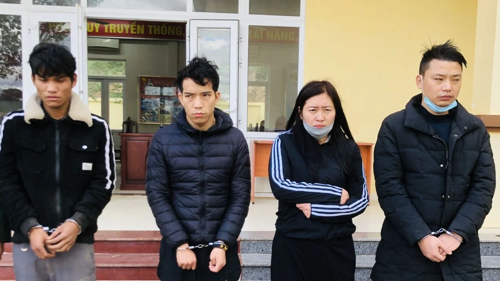 Hồ Văn Hồng (thứ nhất trái sang). Ảnh: P.TRUNG