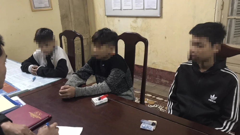 Lực lượng chức năng làm việc với ba thiếu niên trộm xe máy. Ảnh: CĐ.