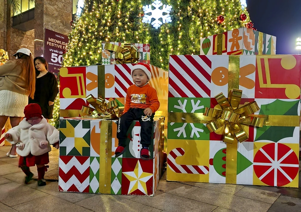 Ngoài các nhà thờ thì trên đường phố, các trung tâm thương mại cũng trang trí nhiều màu sắc.