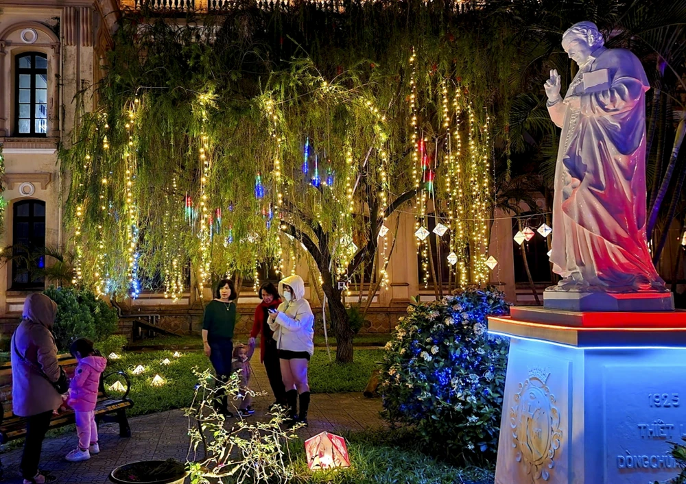 Ở khu vực sân của nhà thờ được trang trí lộng lẫy, nhiều người dân du khách đến để chụp ảnh.