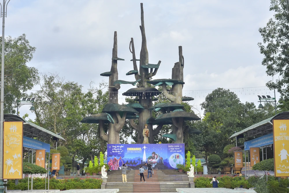 Linh đài đức mẹ La Vang.