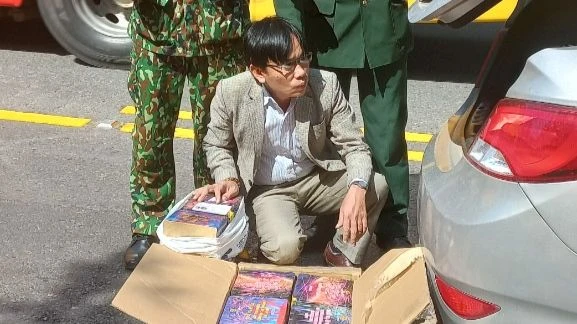 Lực lượng chức năng bắt Nguyễn Xuân Việt khi đang vận chuyển 57kg pháo lậu.