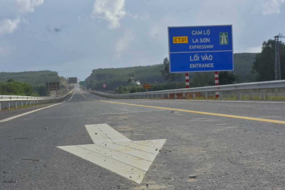 Dự án cao tốc Cam Lộ - La Sơn là dự án thành phần thuộc Dự án Cao tốc Bắc - Nam phía Đông giai đoạn 2017-2020, chiều dài tuyến 98,3 km. Ảnh: NGUYỄN DO