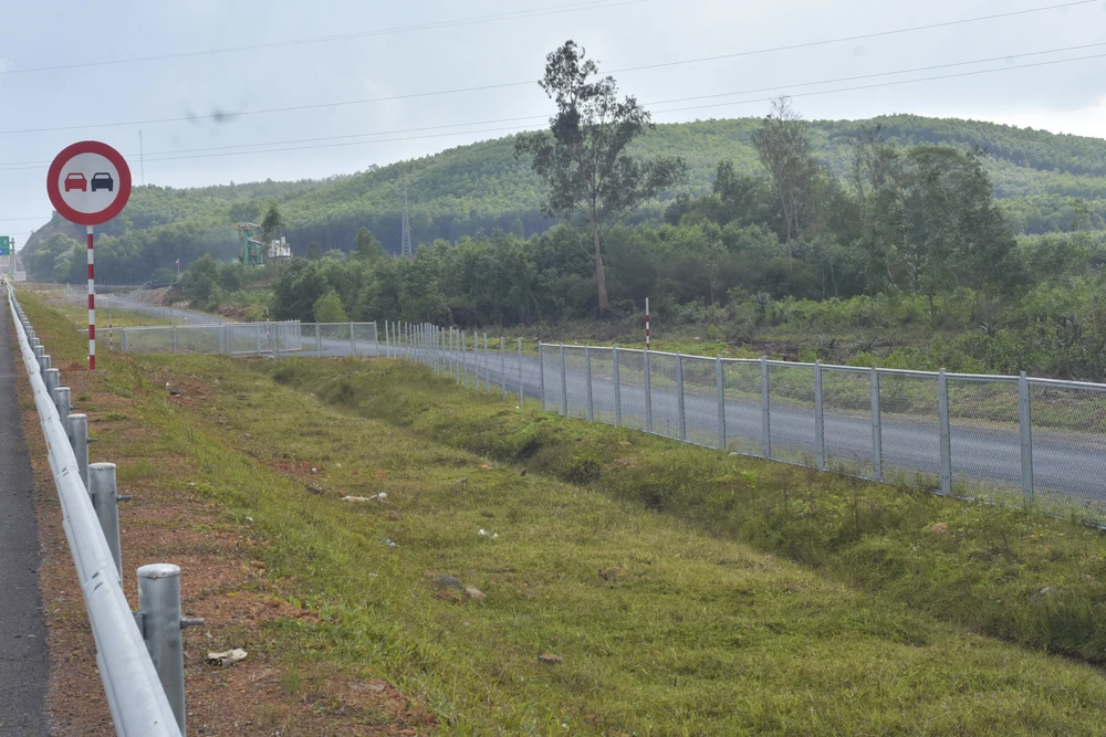 Hệ thống đường gom cơ bản xây dựng xong, nếu thời tiết thuận lợi, trong khoảng tháng 1 đến tháng 3-2023 sẽ hoàn thành đường gom và 2 nút giao còn lại. Ảnh: NGUYỄN DO