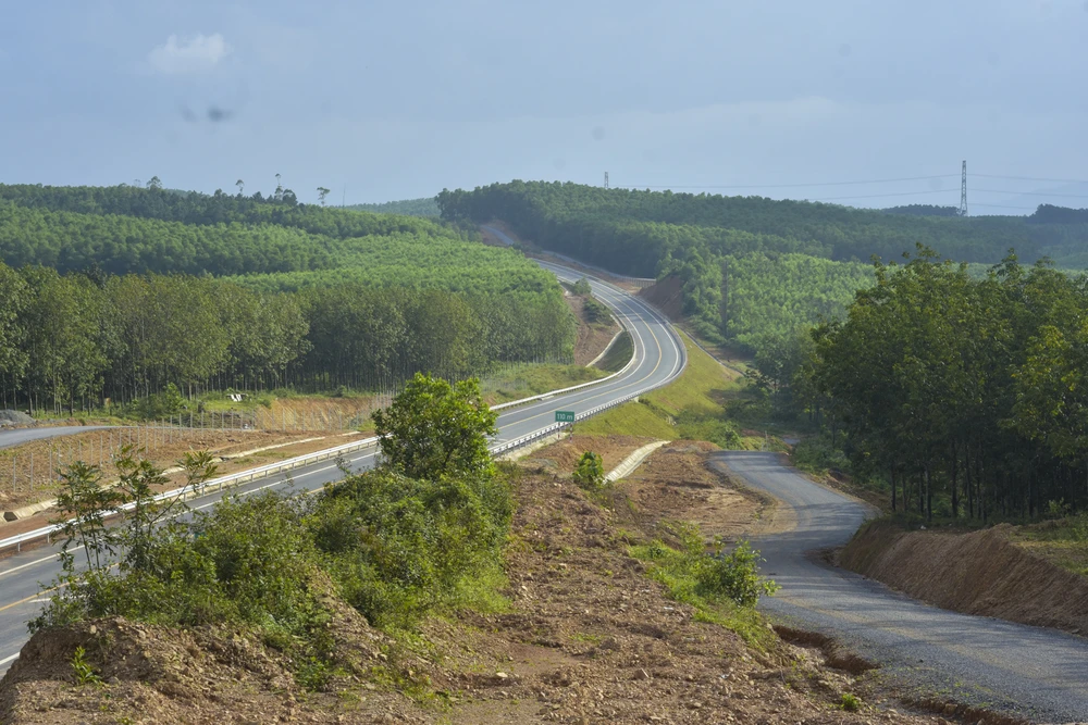 Trong đó, đoạn qua địa phận tỉnh Quảng Trị dài 37,3 km, đoạn qua tỉnh Thừa Thiên-Huế 61 km. Tổng mức đầu tư dự án trên 7.600 tỉ đồng, gồm 11 gói thầu xây lắp. Ảnh: NGUYỄN DO