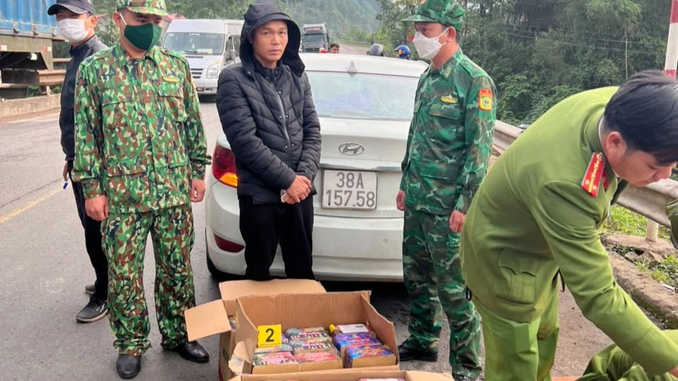 Lực lượng chức năng bắt giữ vụ vận chuyển hơn 100 kg pháo lậu. Ảnh: ND.